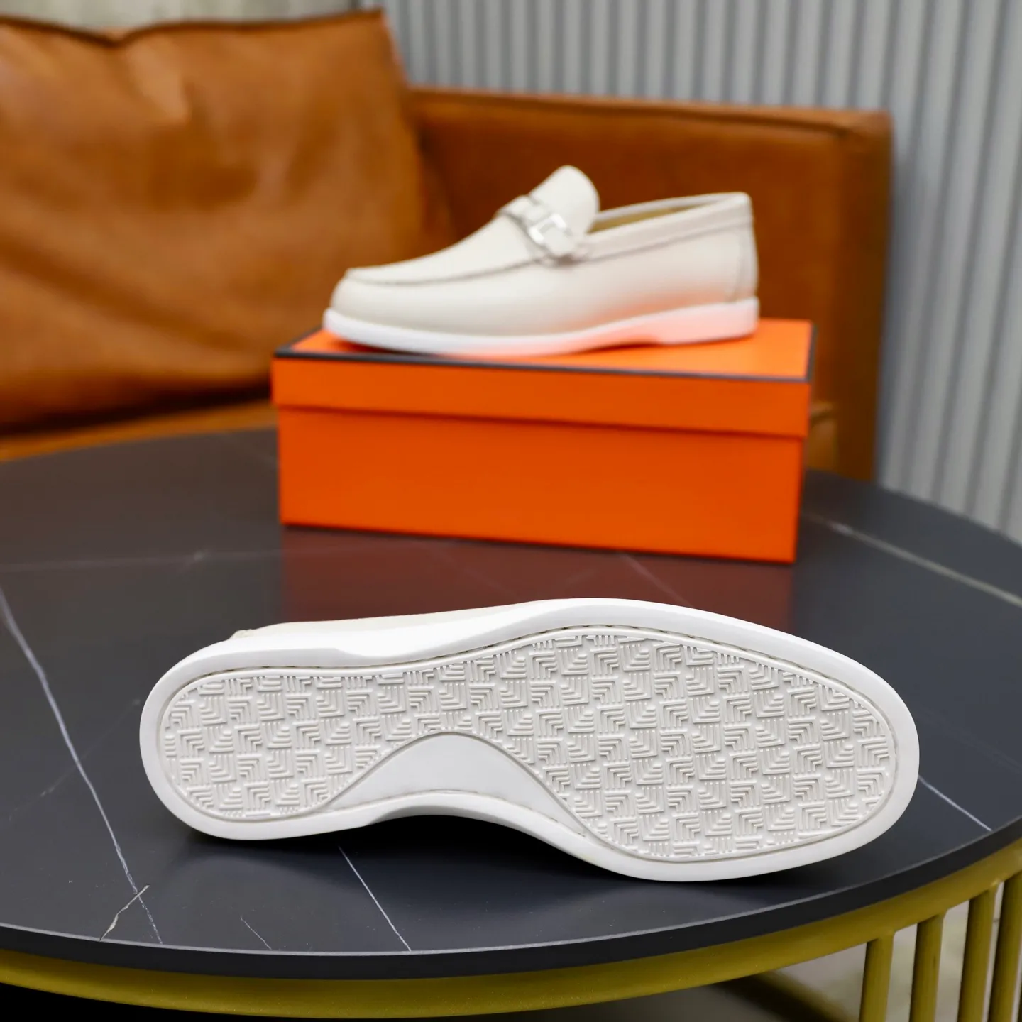 Ex-factory price: 560💰Hermès/Hermès slip-on men's shoes. This shoe is made of imported pebbled cowhide. It has simple and smooth lines and is combined with aerodynamically designed 3CM rubber foam ultra-light soles! Youthful and fashionable, classic H-shaped hardware buckle decoration, calf lining gently wraps the feet, with logo cowhide feet, casual and urban style, highlighting youthful vitality, sports and leisure version, super versatile, code number: 38-39-40-41-42-43-44 standard leather shoe size (45 can be customized but does not support returns)